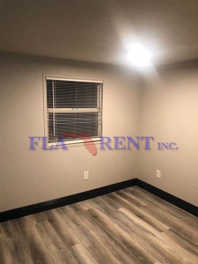 Building Photo - **3/1 Mobile home in Christmas/SR 50**