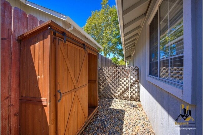 Building Photo - 8449 Bramble Bush Cir