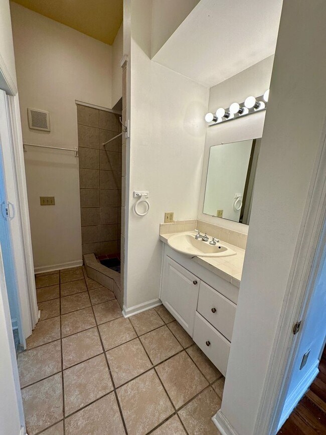Building Photo - 3 BED | 2 BATH | GATED BACKYARD | THOMAS S...