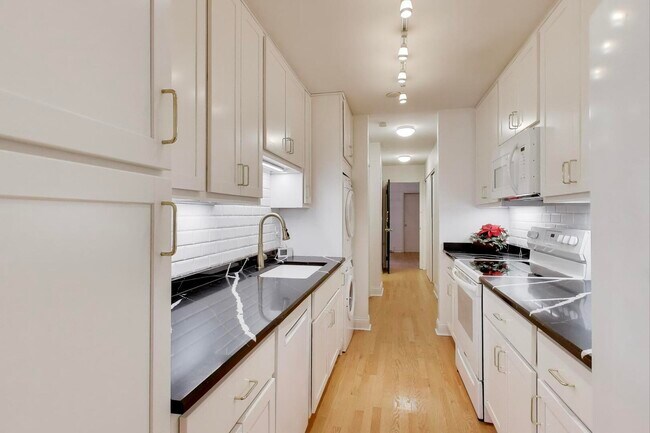 Building Photo - 1402 N La Salle Dr