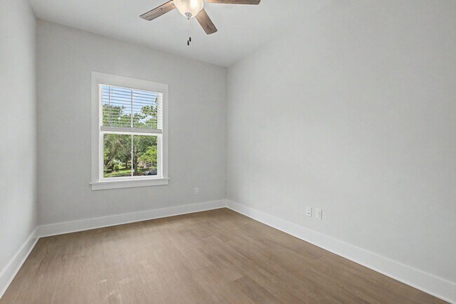 Building Photo - 4065 Four Oaks Blvd