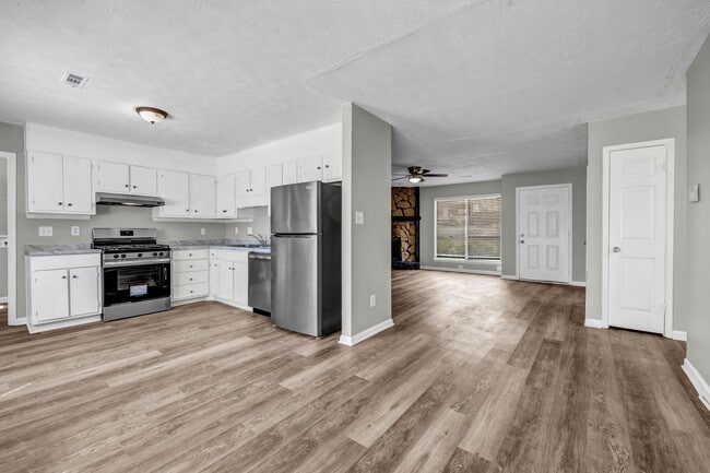Building Photo - $500 OFF BACK TO SCHOOL SECIAL - SPACIOUS ...