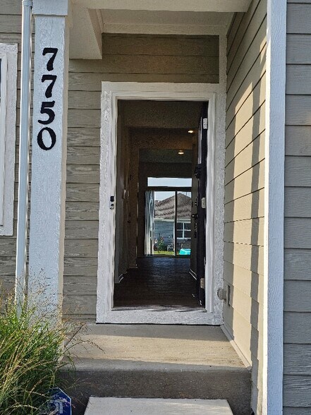 Building Photo - 7750 W 105th Pl