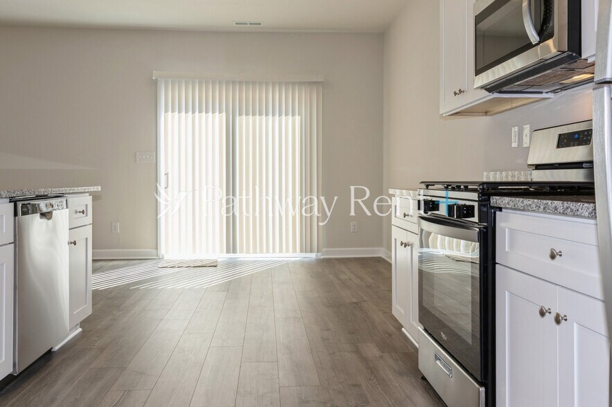 Building Photo - 3440 Quintana Dr