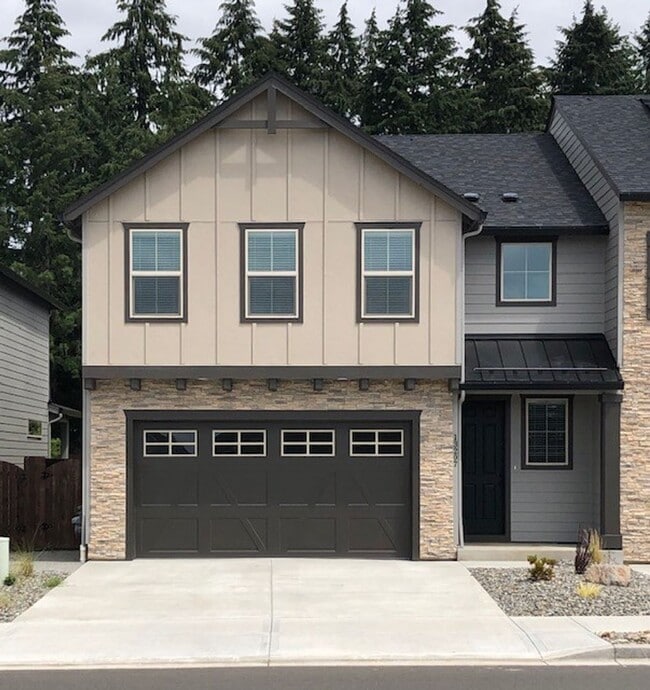 Building Photo - Like New Townhouse