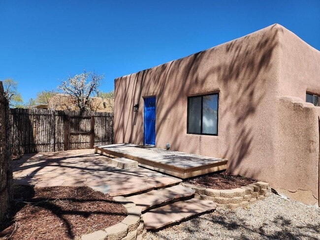 Building Photo - 212 Tesuque Dr