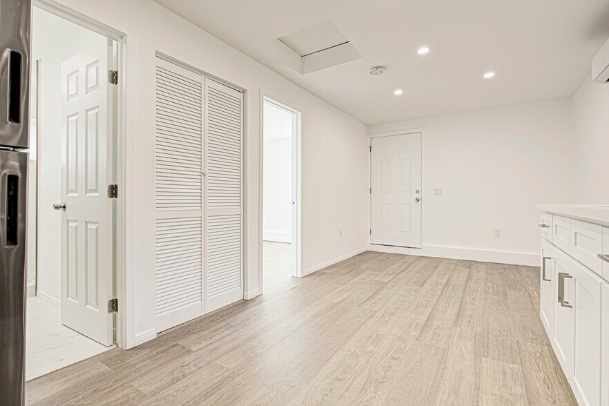 Building Photo - 16501 Kingsbury St