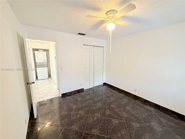 Building Photo - 206 Lake Pointe Dr