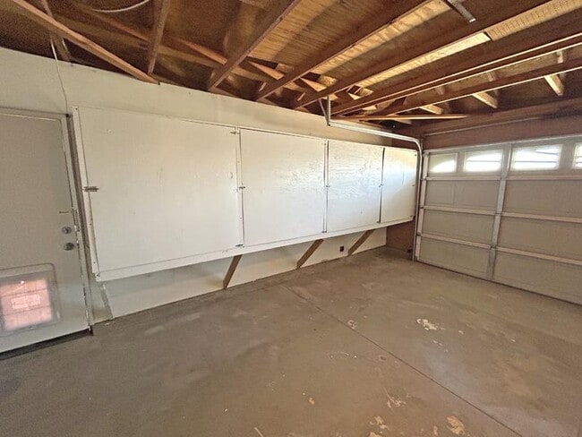 Building Photo - 13635 Elm St