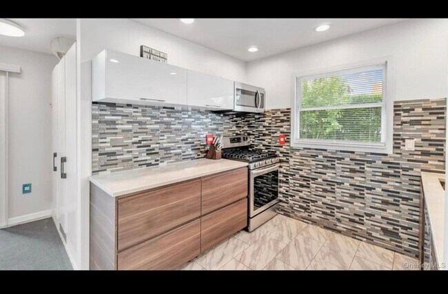 Building Photo - 143 Hallock St