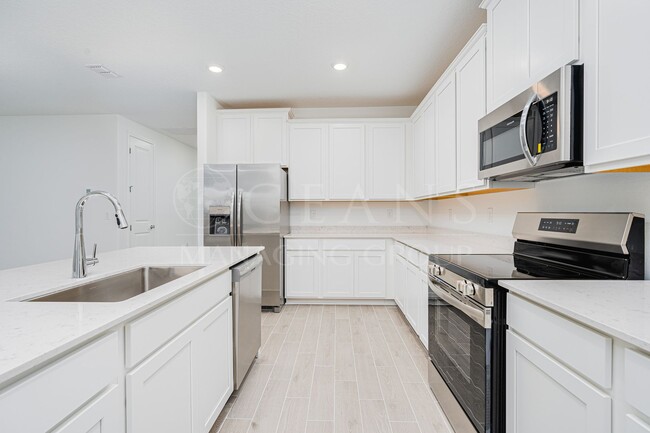 Building Photo - NEWER 4 Bedroom 3 Bath Home in Halifax Pla...