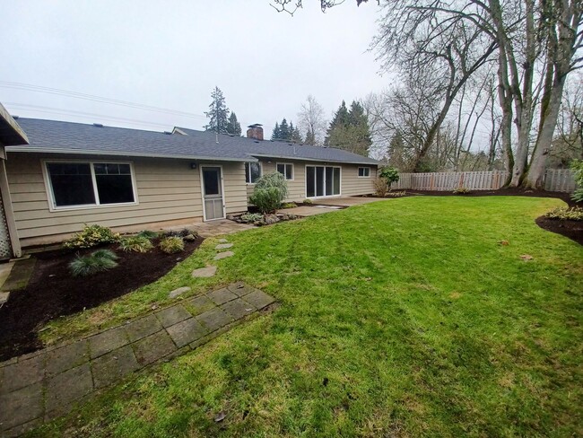 Building Photo - Spacious Mid-Century 3 bed/2 bath home wit...