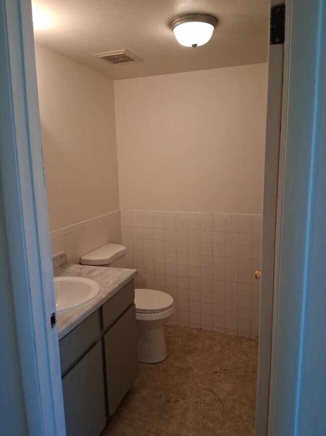 Building Photo - 573 Dawn Ct