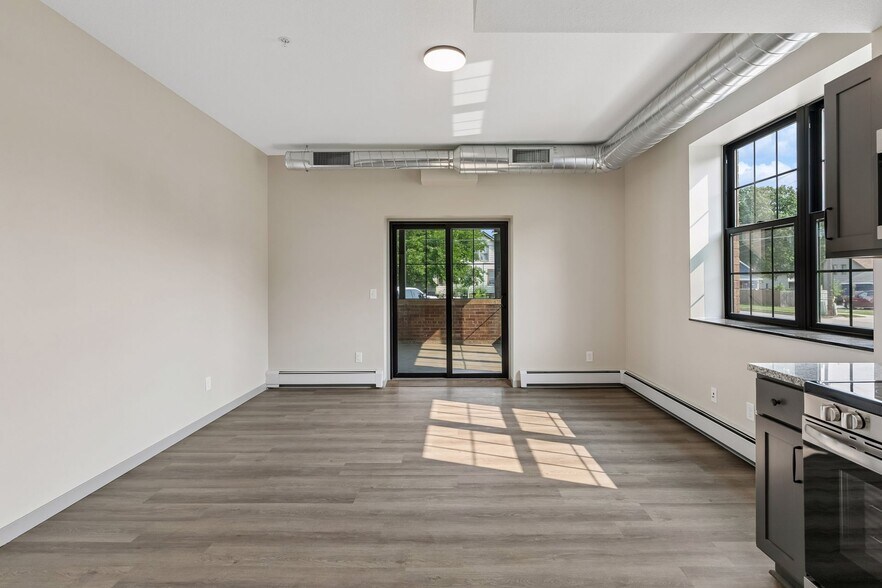 Building Photo - 321 6th St E