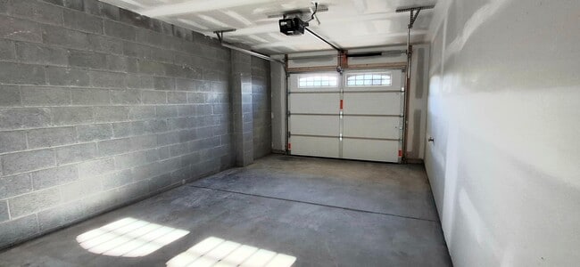 Building Photo - 3 Bedroom 2.5 Bathroom Available in Elizab...