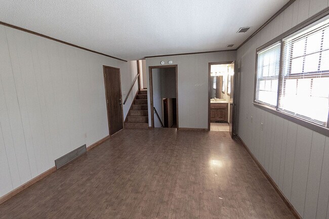 Building Photo - 306 W Briarwood Ln