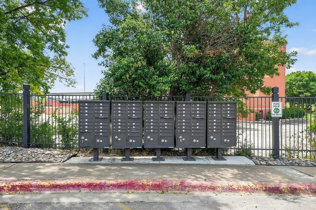 Building Photo - 935 La Posada Dr