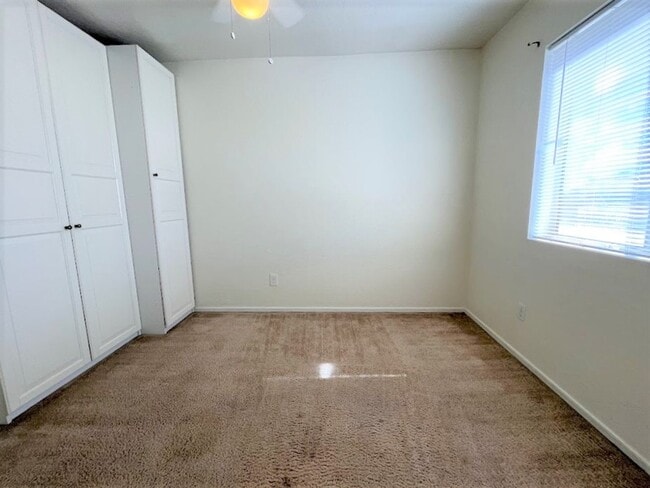 Building Photo - Two bdrm Townhome for RENT in Paradise Val...