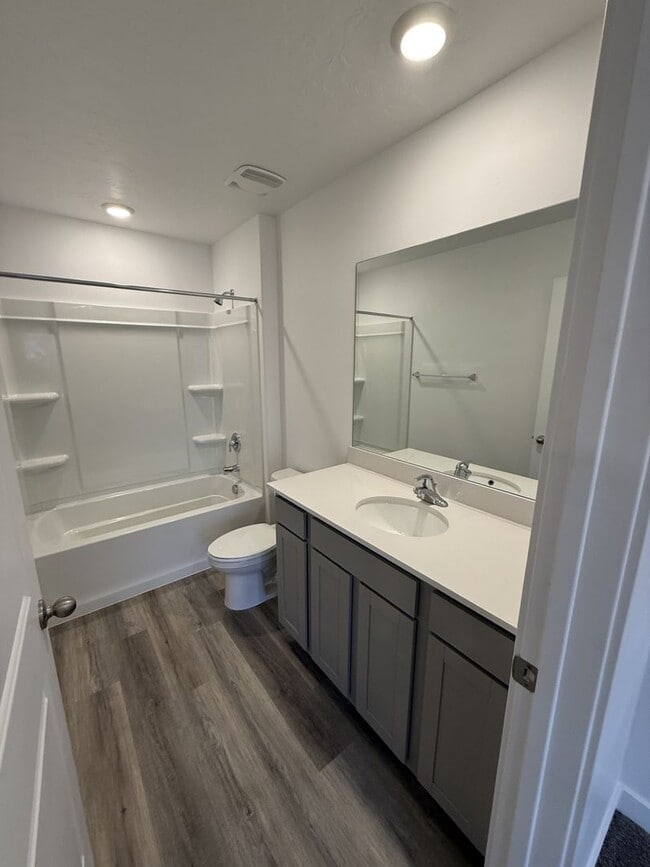 Building Photo - Charming Townhome in Provo, UT  $500 gift card if rented, Pets upon approval