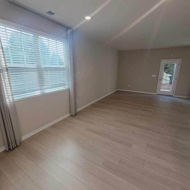 Building Photo - End Unit; 3Br/2.5BA Townhouse