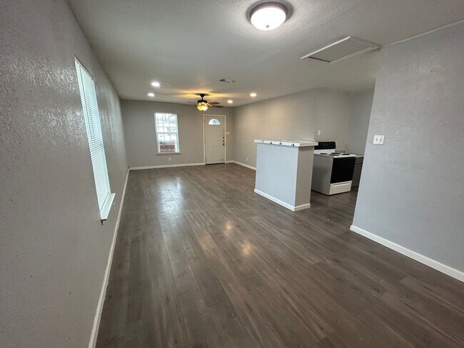 Building Photo - 206 Edna