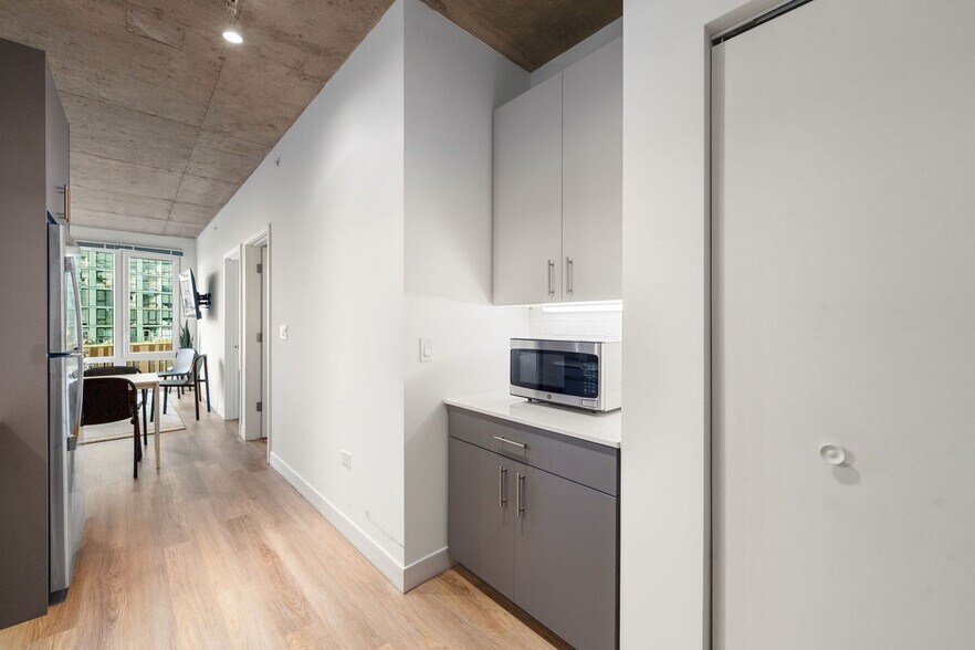 Building Photo - 853 W Blackhawk St