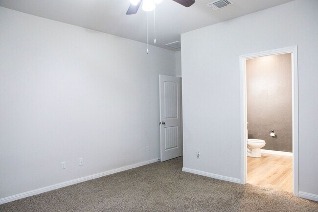 Building Photo - 3/2 Gorgeous Brick Home