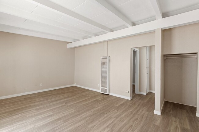 Building Photo - Spacious, Renovated 1-Bedroom Apartment in...