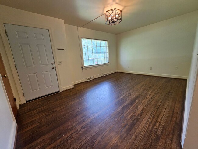 Building Photo - 318 Jasper Ln