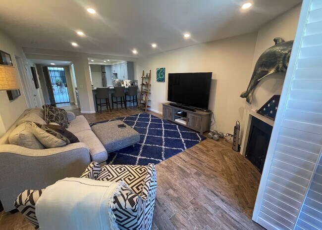 Building Photo - Fully Furnished, 1 bed/ 1 bath Point Loma condo close to the Bay & Liberty Station!