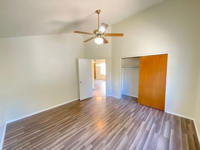 Building Photo - 4 Bedroom Home Available Near Research Pkwy & Scarborough Dr!