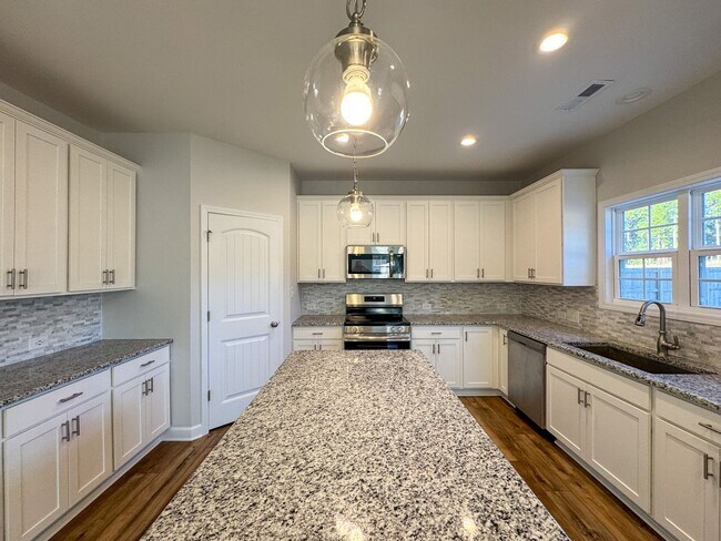 Building Photo - Stunning 4 Bed Home with Fenced Backyard