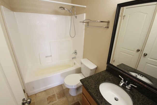 Building Photo - Delightful 2 Bedroom 2 Bath Condo in UTC