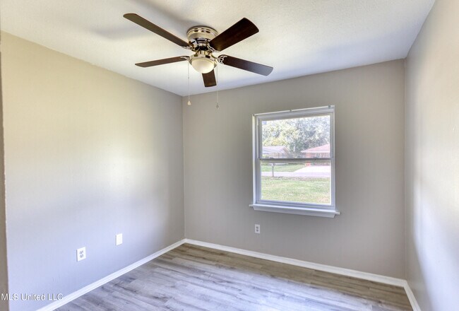 Building Photo - 504 N Island View Ave