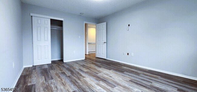 Building Photo - 1150 W St Georges Ave