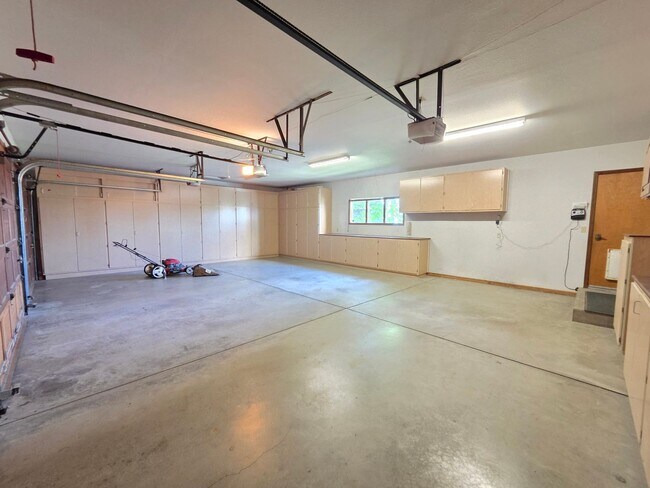 Building Photo - $3,495 - 5 Bed / 4 Baths Stunning Northwood Home with Views