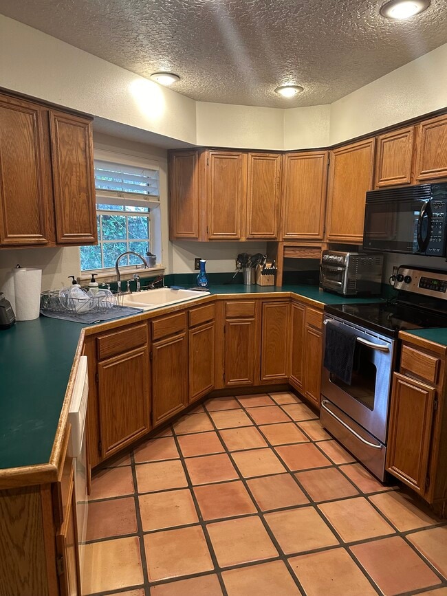 Kitchen - 531 Melrose Ave