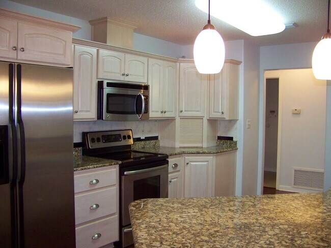 Building Photo - Beautiful 4-Bedroom Home - Heather Oaks