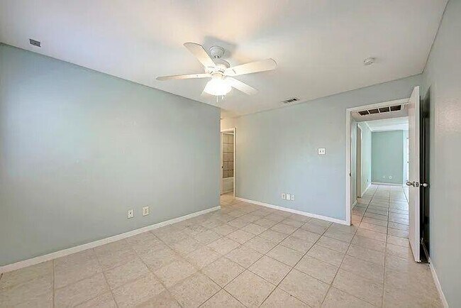 Building Photo - 1510 W N Loop Blvd