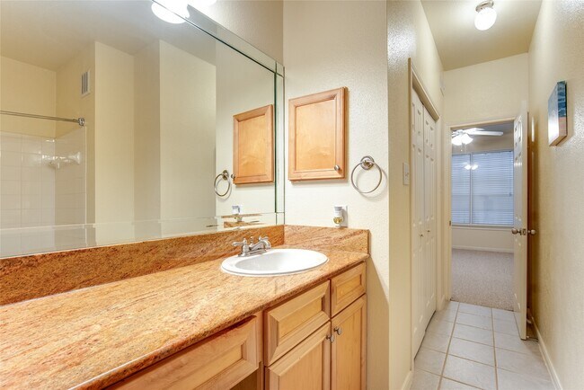 Building Photo - 2255 Braeswood Park Dr