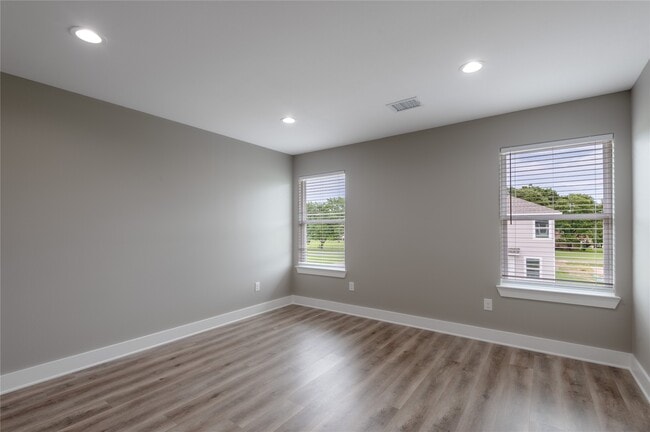 Building Photo - 250 Shady Oaks