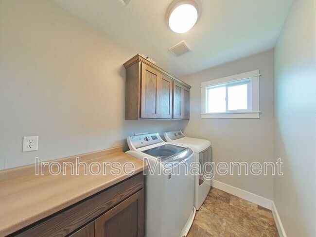 Building Photo - 2930 Warbler Way