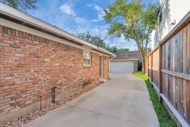 Building Photo - 4611 Merwin St