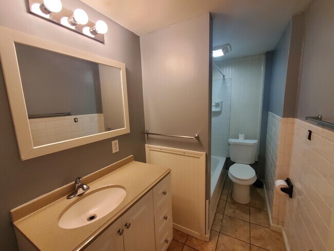 Building Photo - 420-422 Cedarwood Terrace