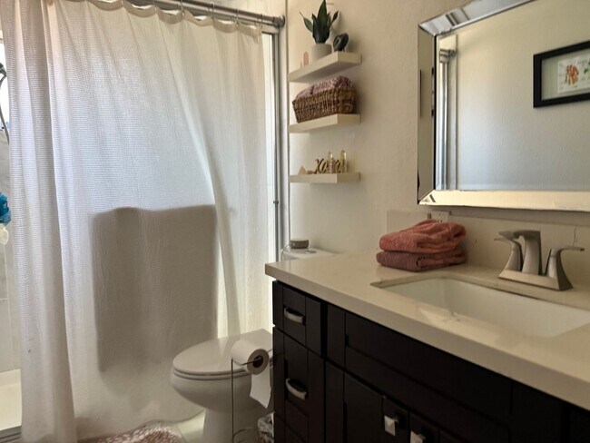 Building Photo - Beautifully Updated 4 Bedroom, 3 Bath Sing...