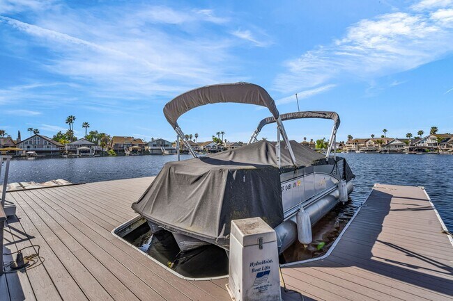 Building Photo - INCREDIBLE LOCATION... END OF CUL DE SAC WITH OVER 100 FEET ON WATER... MARVELOUS DOCK AND DECK W...