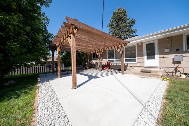 Building Photo - 6624 Southcrest Dr