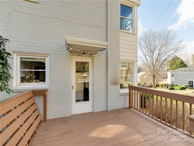 Building Photo - 220 Wakefield Dr
