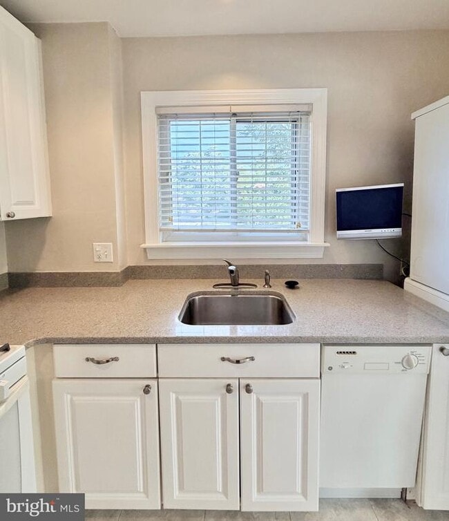 Building Photo - 3359 Martha Custis Dr