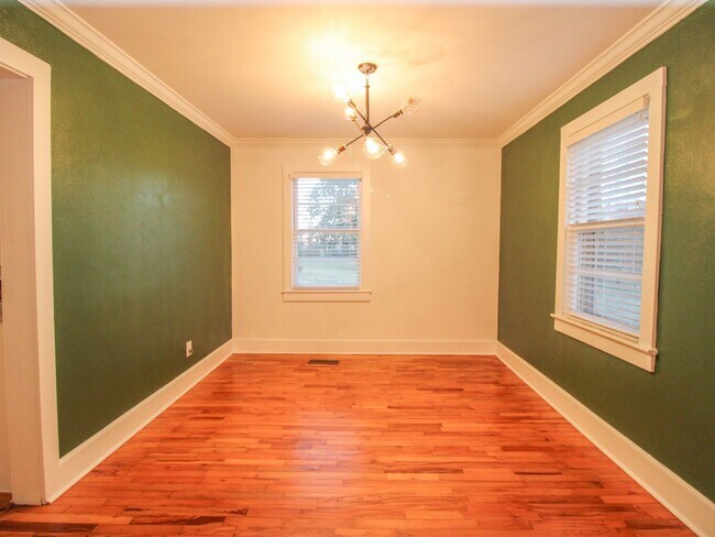 Building Photo - Downtown Athens! Walk to Athens State University! Lawn Care included!